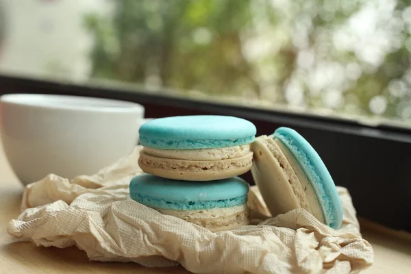 Blaue Makronen mit Kaffeetasse — Stockfoto