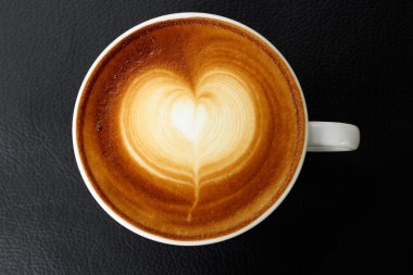 Klasik latte sanat kahvesi.