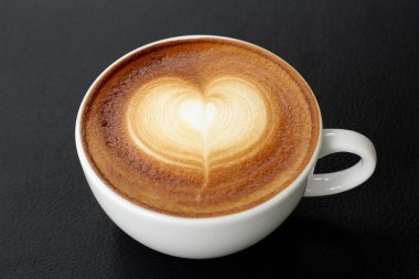 Klasik latte sanat kahvesi.