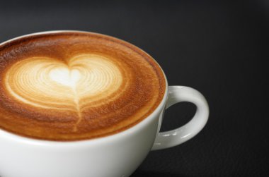 Klasik latte sanat kahvesi.