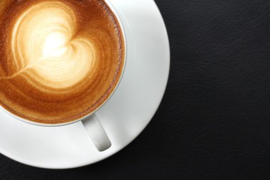 Klasik latte sanat kahvesi.