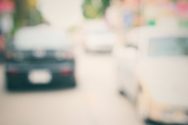 Yoldaki araba bulanık.