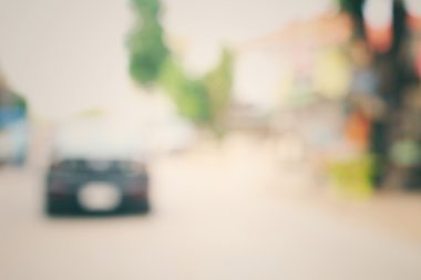 Yoldaki araba bulanık.