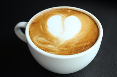 Klasik latte sanat kahvesi.