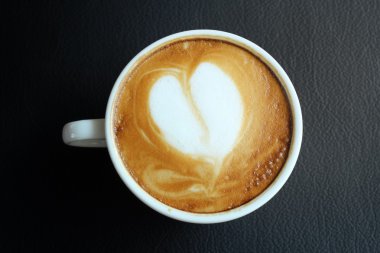 Klasik latte sanat kahvesi.