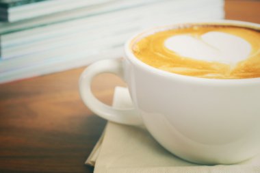 Vintage latte sanat kitapları ile kahve