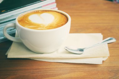 Vintage latte sanat kitapları ile kahve