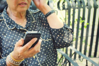 Kıdemli earphone akıllı telefon ile müzik dinleme