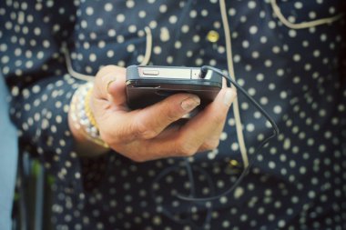 Kıdemli earphone akıllı telefon ile müzik dinleme