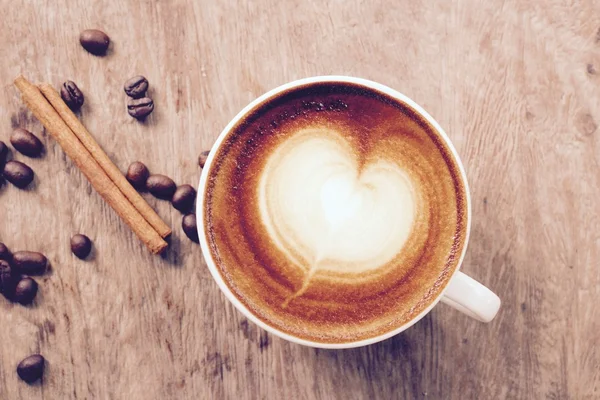 Ročník latte art káva se skořicí — Stock fotografie
