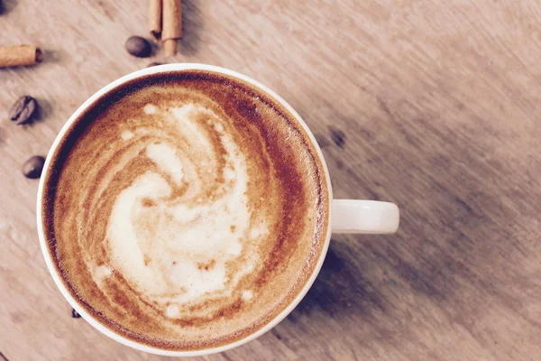 Vintage latte kahve tarçın ile — Stok fotoğraf