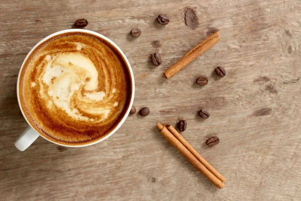 Ročník latte káva se skořicí — Stock fotografie