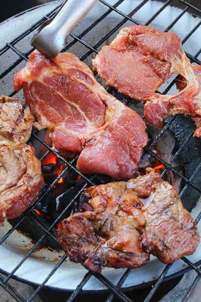 Steak de boeuf sur le gril — Photo