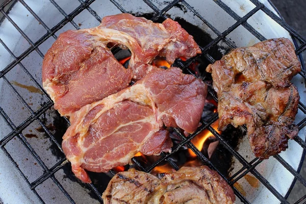 Steak de boeuf sur le gril — Photo