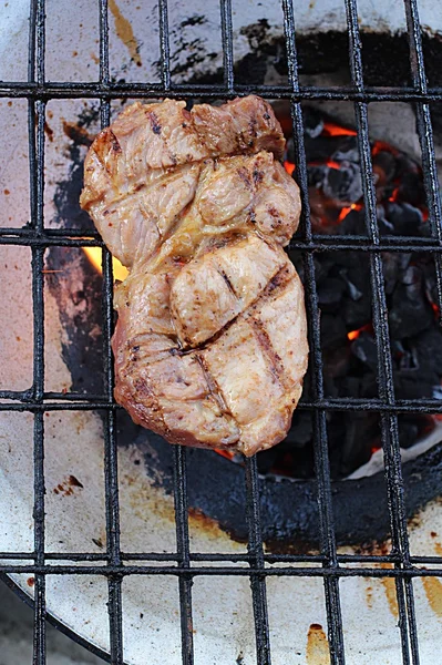 Biefstuk op de grill — Stockfoto