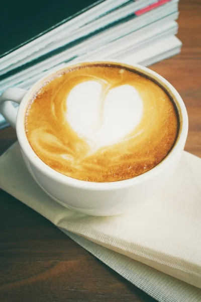 Vintage latte art kaffe med böcker — Stockfoto