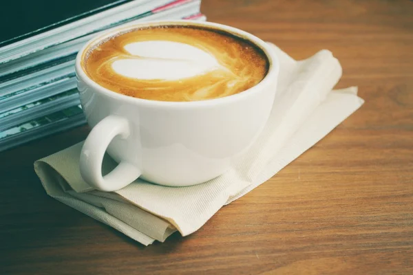 Vintage latte sanat kitapları ile kahve — Stok fotoğraf