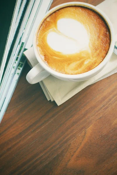 Vintage latte art koffie met boeken — Stockfoto