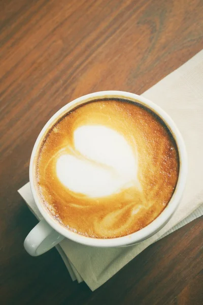 Vintage latte art koffie met boeken — Stockfoto