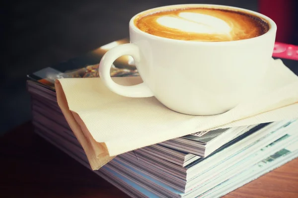 Vintage latte art coffee with books — Stock Photo, Image