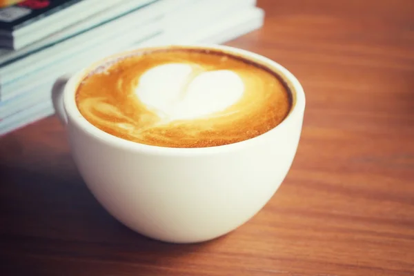 Vintage Latte Art Kaffee mit Büchern — Stockfoto