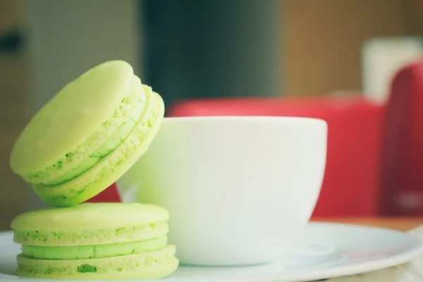 Macaroons verdes com xícara de café — Fotografia de Stock