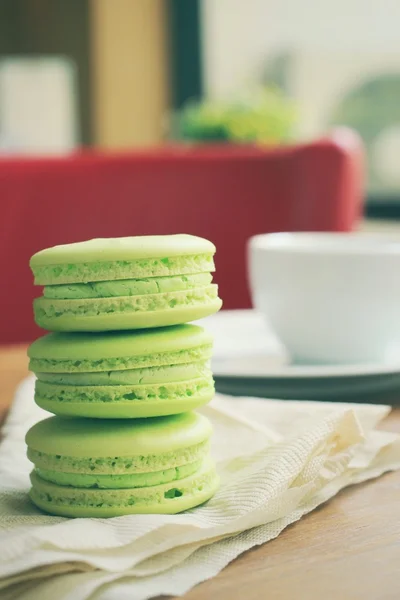 Macaroons verdes com xícara de café — Fotografia de Stock