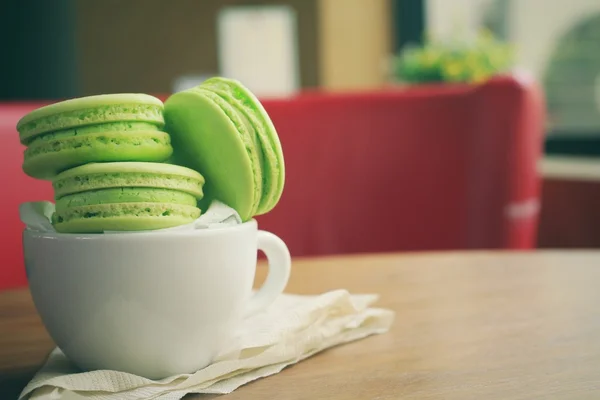 Macaroons verdes com xícara de café — Fotografia de Stock