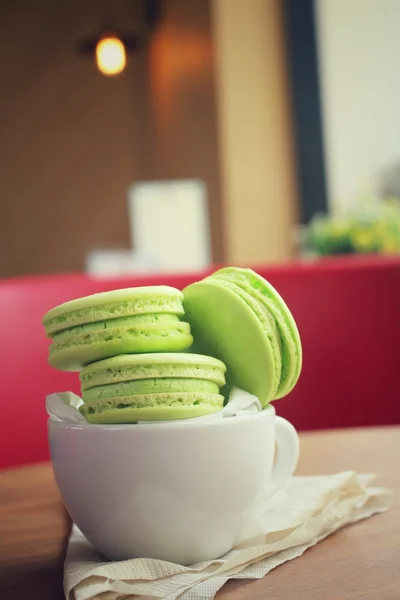 Grüne Makronen mit Kaffeetasse — Stockfoto