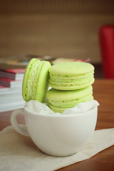 Macaroons verdes com xícara de café — Fotografia de Stock