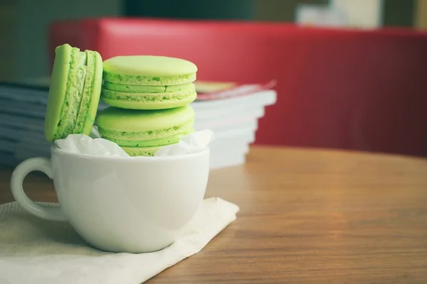 Macarons verts avec tasse à café — Photo