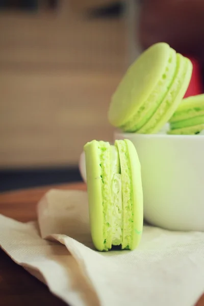 Macarons verts avec tasse à café — Photo