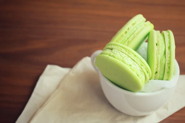 Macaroons verdes com xícara de café — Fotografia de Stock