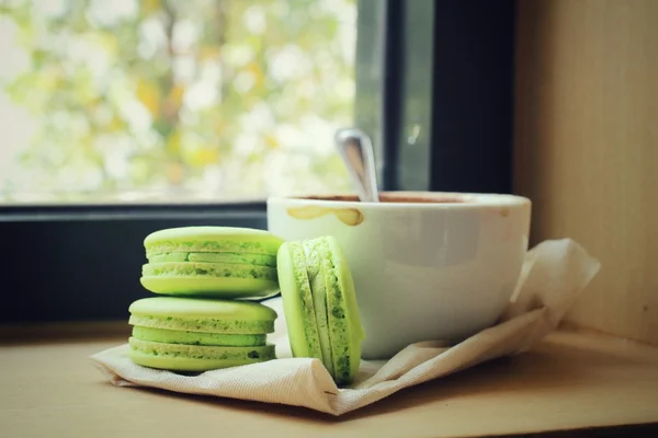 Yeşil macaroons kahve fincanı ile — Stok fotoğraf
