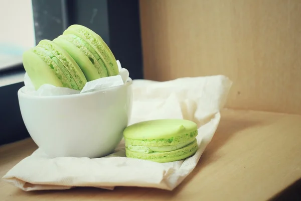 Macaroons verdes com xícara de café — Fotografia de Stock