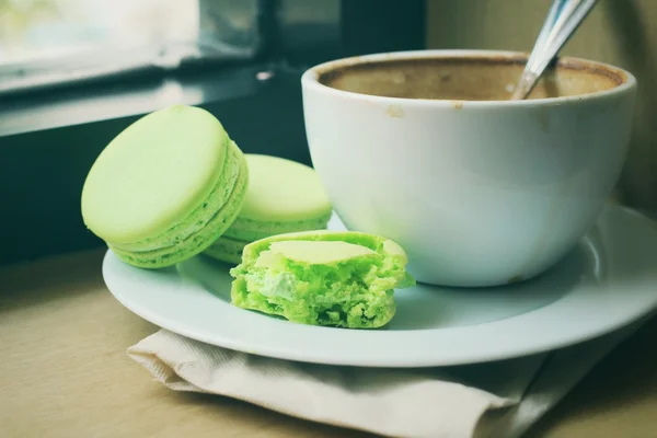 Zielony makaroniki z filiżanki kawy — Zdjęcie stockowe