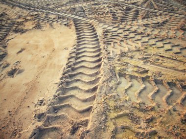 Topraktaki tekerlek izleri.