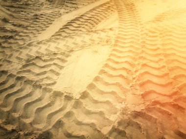 Topraktaki tekerlek izleri.