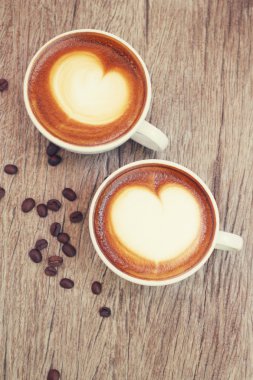 İki bardak latte sanat kahve