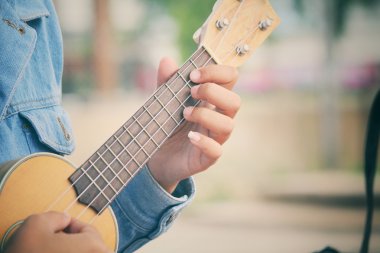 kadın oynarken ukulele