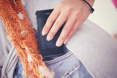 kot pantolon cebinde akıllı telefon