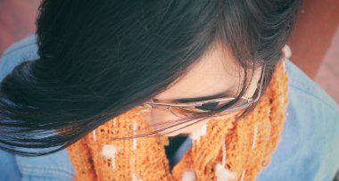 kadın ve eşarp ile güneş gözlüğü 