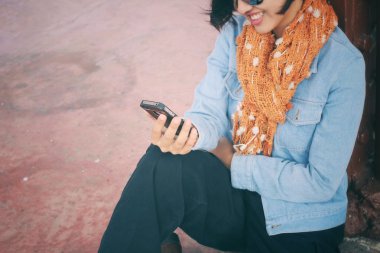 Akıllı telefon kullanan kadın