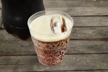 Buzlu bir bardak kola.