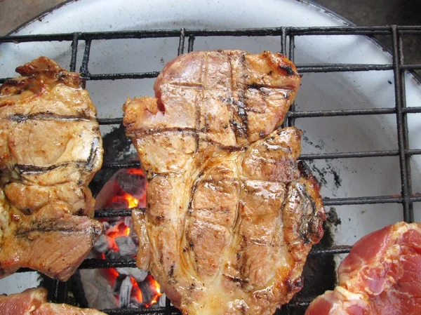 Hovězí steak na grilu — Stock fotografie