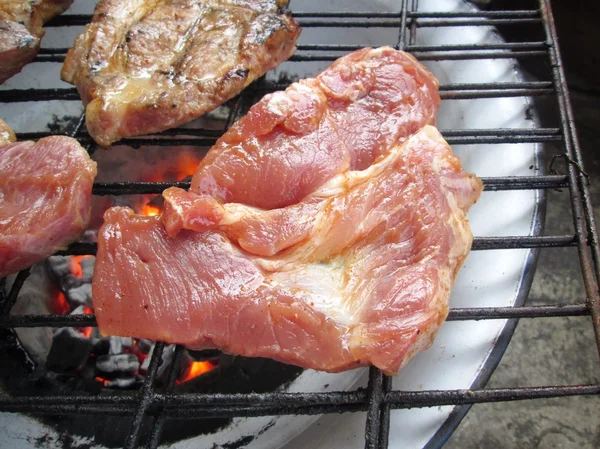 Steak de boeuf sur le gril — Photo