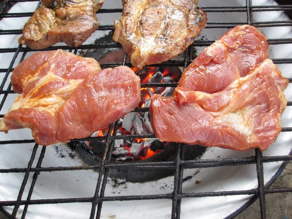 Steak de boeuf sur le gril — Photo