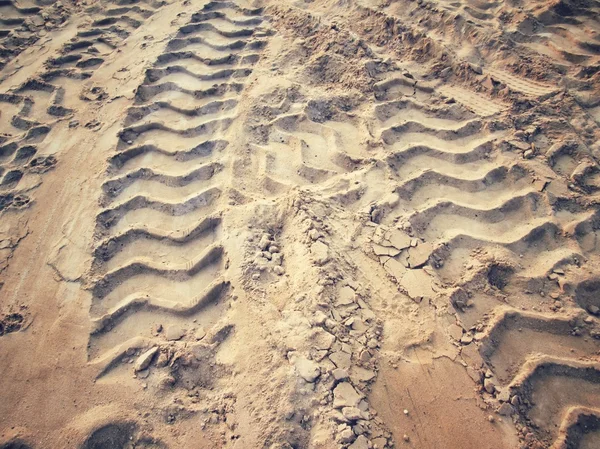 Tracce di ruote sul terreno. — Foto Stock