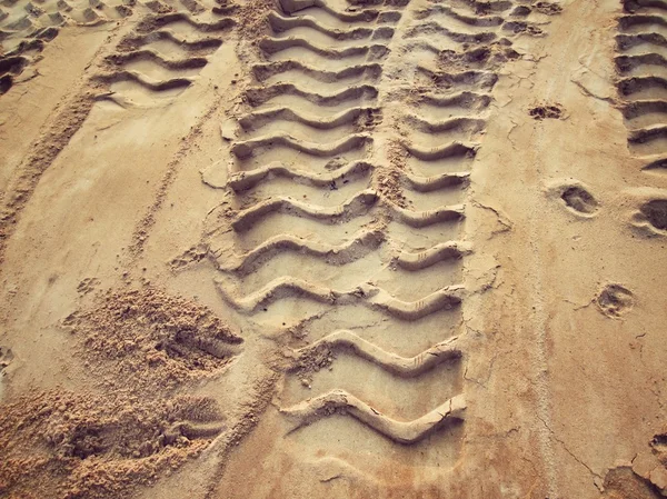 Huellas de ruedas en el suelo. — Foto de Stock