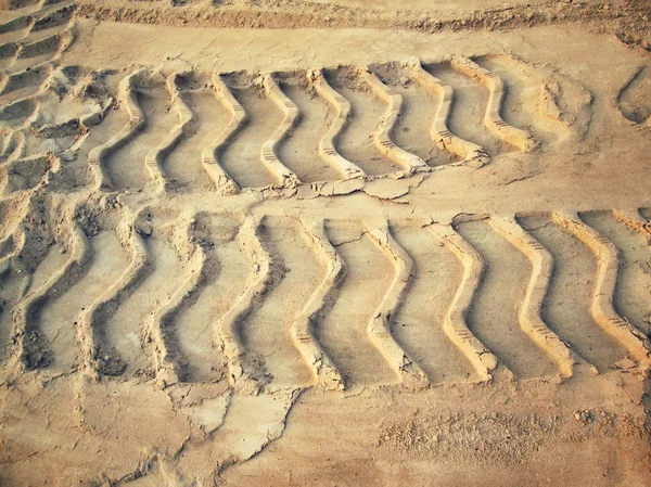 Tracce di ruote sul terreno. — Foto Stock